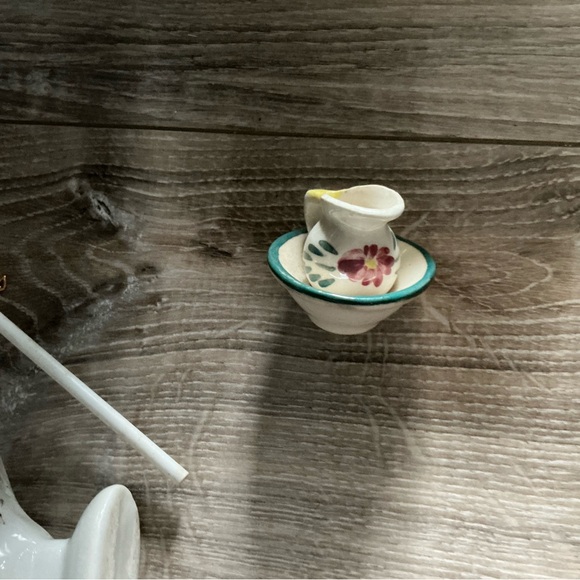 Vintage Doll House Furniture Bathroom, Kitchen Stove with Metal Pots - Picture 3 of 4